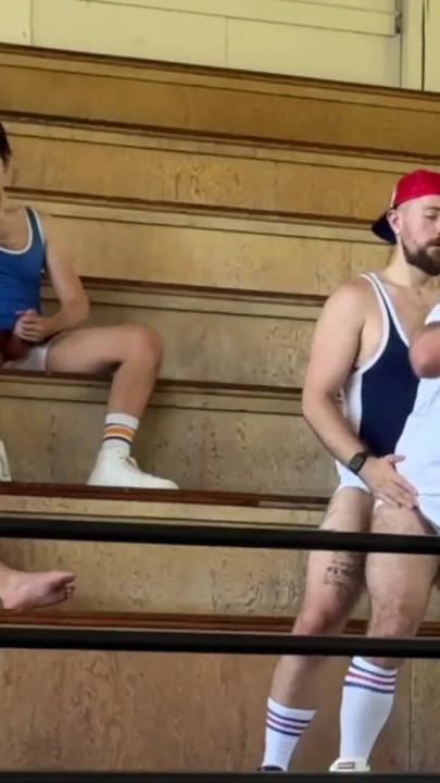 Zapanjujući trenutak iz "Coach Ben's GANGBANG - Team Cumdump"