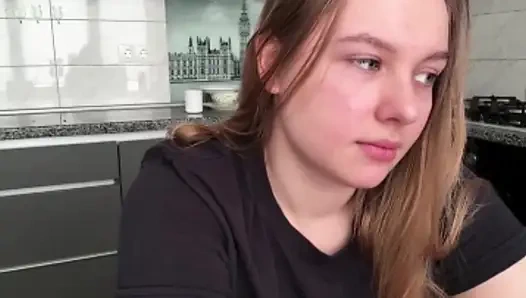 Sekretärin jucielussie flirtet direkt an ihrem schreibtisch im büro