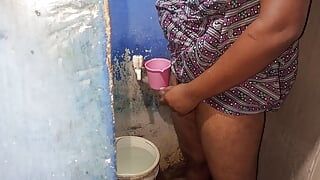 Masturbasi penis kamar mandi pertamaku