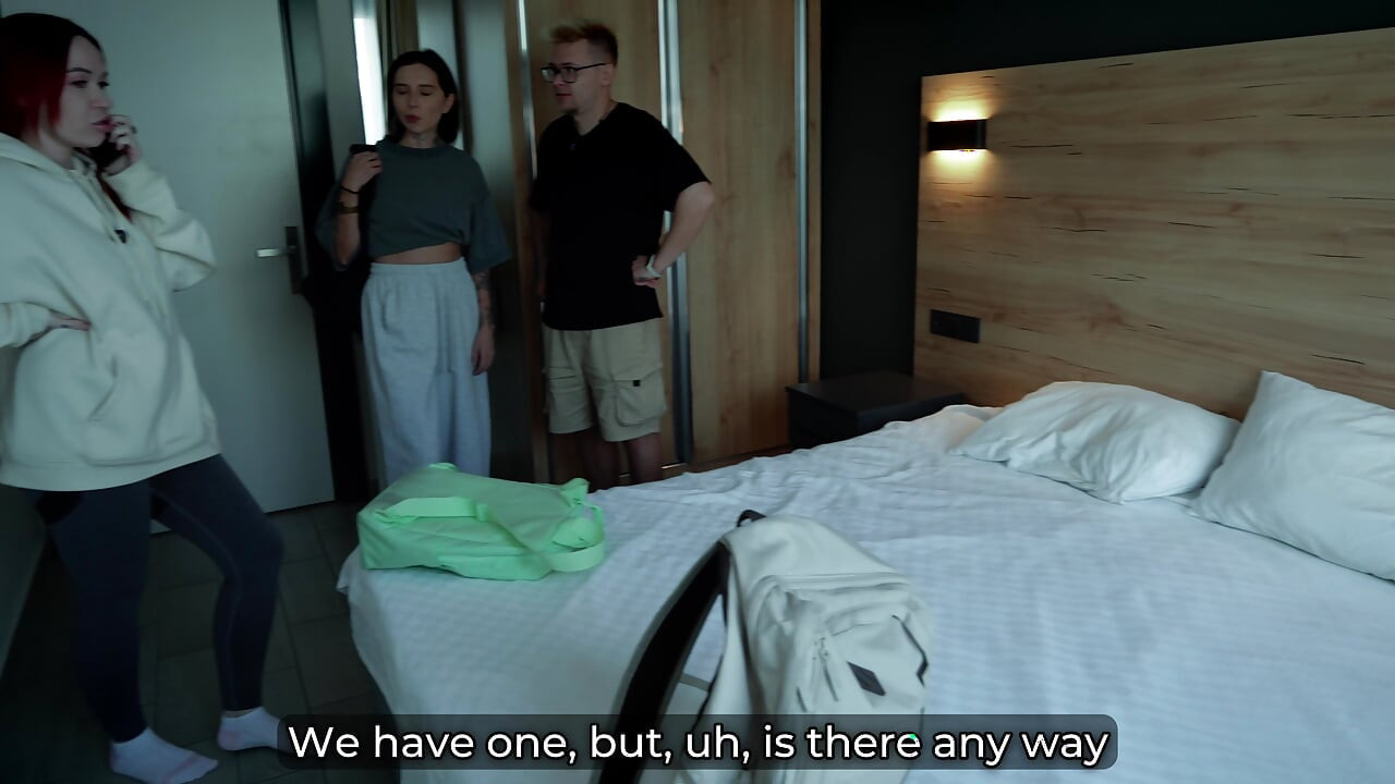 Une Belle-mère Et Sa Demi-sœur Partagent Un Lit Avec Leur Beau-fils Dans Une Baise À L’hôtel Sauvage (feat. Kisscat)