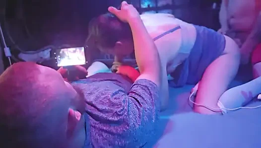 Delilah bir profesyonel gibi yarak alıyor