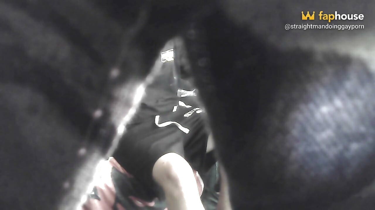 De geheime camera van de vrouw betrapt echtgenoot op masturberen en spul in zijn kont steken