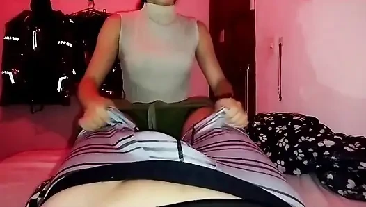 Как вкусная сводная сестра моей лучшей подруги сосет мой хуй