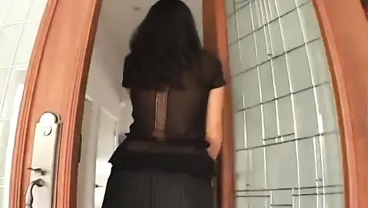 Cewek hot lagi asik ngentot kontol monster di sofa merah sampai dicrot sperma