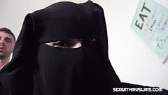 Armes muslimisches Niqab-Mädchen