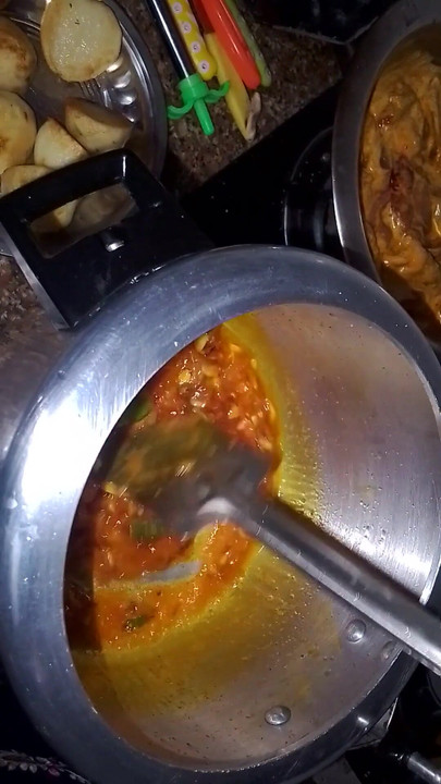 Moja žena bana rahi hai pileći kari | Klip 2