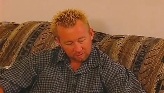 Azgın orta yaşlı seksi kadın yalanıyor, parmaklanıyor ve sert sikiliyor