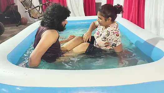 Pasangan mallu di kolam renang dientot habis-habisan sambil nyepong kontol di kolam renang
