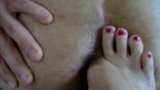 Pinta mis dedos de los pies, puta!!