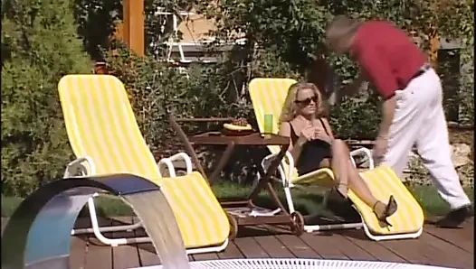 В трах волосатую киску анально проникли в саду