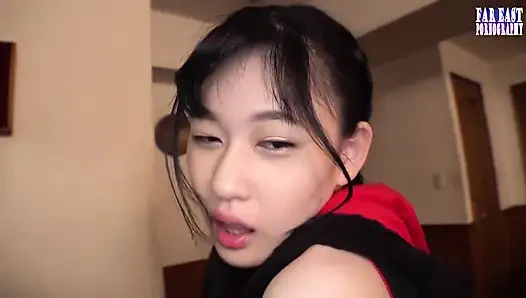 Zarte gulp-glückseligkeit mit einer winzigen kurve, dunkelhaarige necken bei einem süßen oralen date teil.4