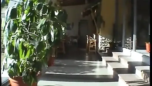 Tante sange ini lagi asik muasin memeknya dengan botol