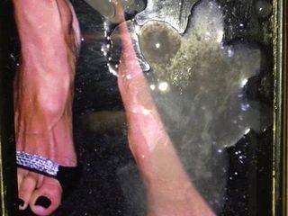 Сперма на сексуальных ступнях Alessandra Ambrosio с черными пальцами ног 2