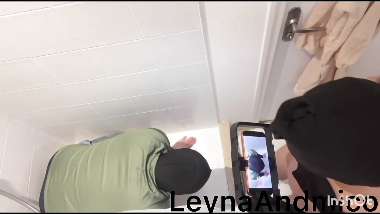 Сядане на лицето на моя подчинен преди да се изпикая в устата му