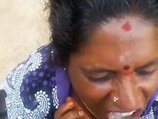 Bibi Tamil mengambil air mani kekasih di mulutnya