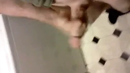 Yarağımı okşuyor