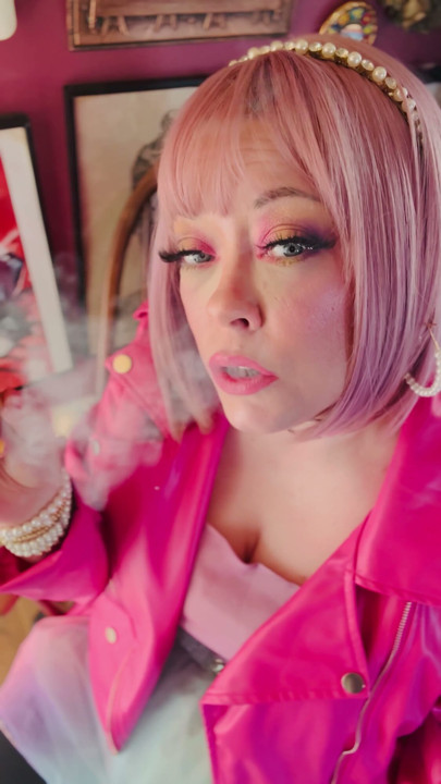 Din søde Tina Snua, der ser sød ud og ryger en cigaret til dig - OMI OME Snap Inhles Smoke Rings | Clip 1