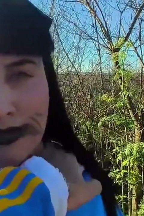 Goth Doll En Medio De La Naturaleza Chupando Polla BJ Al Aire Libre