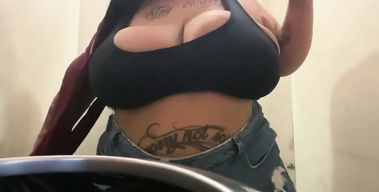 淫荡的胖美女回到商场浴室塞她的屁股 - Mary Jhuana