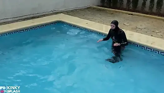 Wetsuit- budak seks penurut ini lagi asik muasin memeknya pakai sirip, tali, dan selam