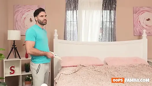 Penelope Kay'in gizli üvey babası büyük, doğmuş göğüslerine rastladığında sarayın etrafını temizliyor - xxx!