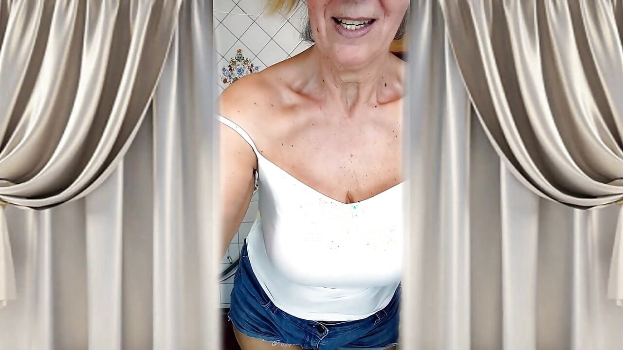 Een oude vrouw masturbeert hartstochtelijk in de keuken