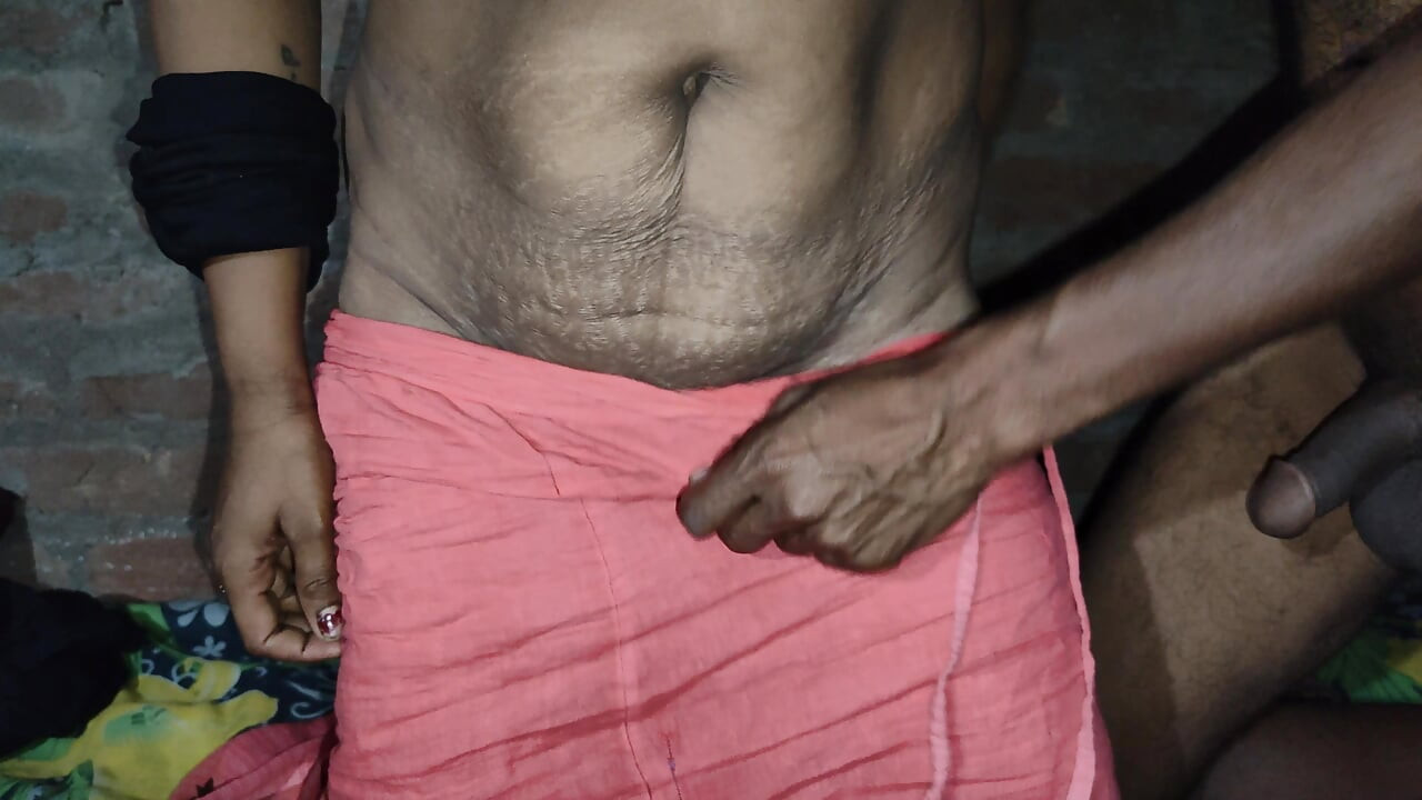 Cumnata indiană de la sat, sari roșu foarte fierbinte și cu sutien frumos, dimensiunea țâțelor mari 38 - cumnata - videoclipuri sexuale foarte ușoare