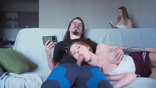 Üvey kız kardeş aradıklarında üvey erkek kardeşinin kız arkadaşının yerini alıyor, ancak kız arkadaş bunu öğreniyor ve onlara katılıyor