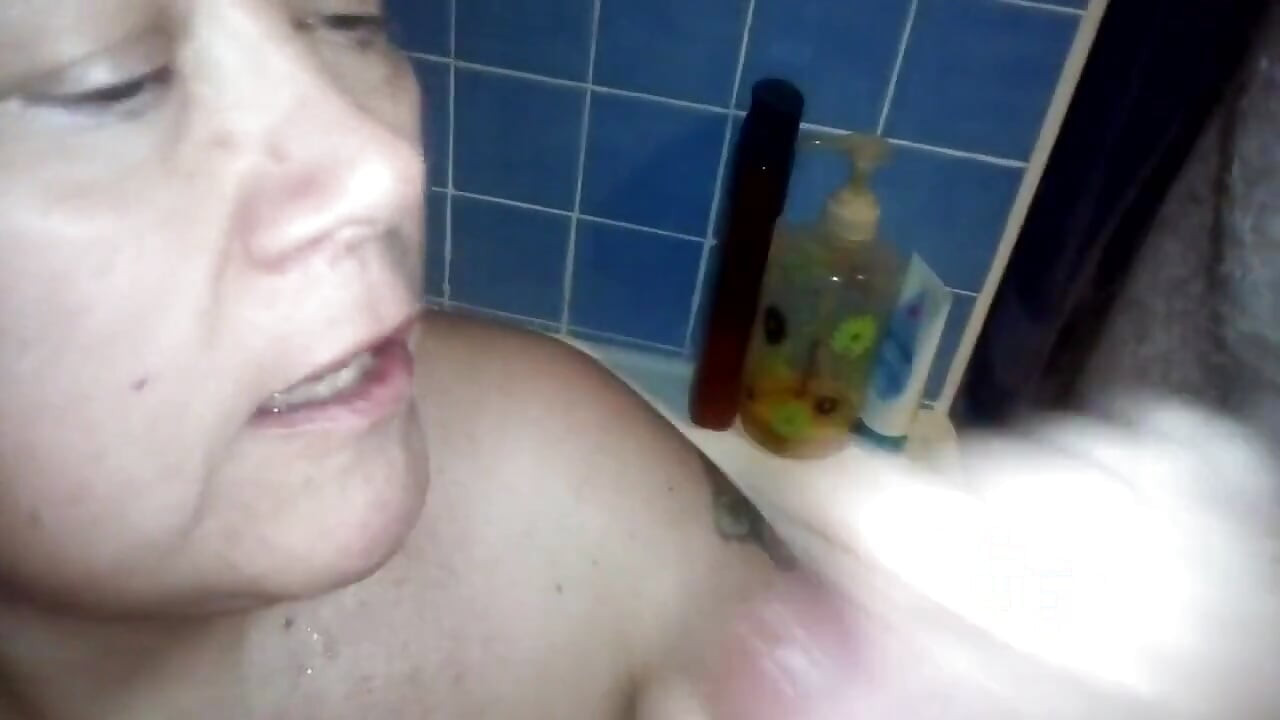 John正在把他的精液射进Jens的嘴里