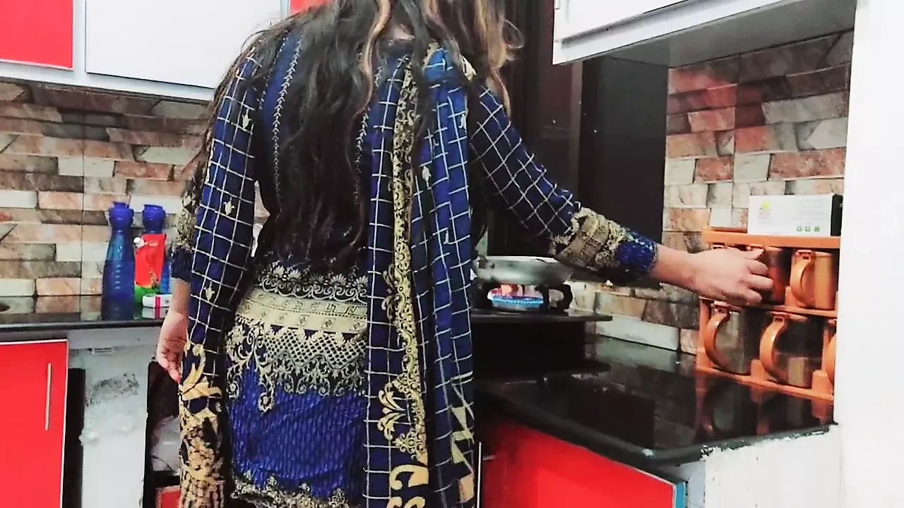 家庭主妇在厨房被戴绿帽子的丈夫肛交