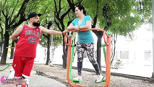 Tetanggaku yang seksi dan seksi berada di taman dan ketika aku melihatnya di sana dia melamarnya agar aku bercinta dengannya dan aku menerimanya - porno en español