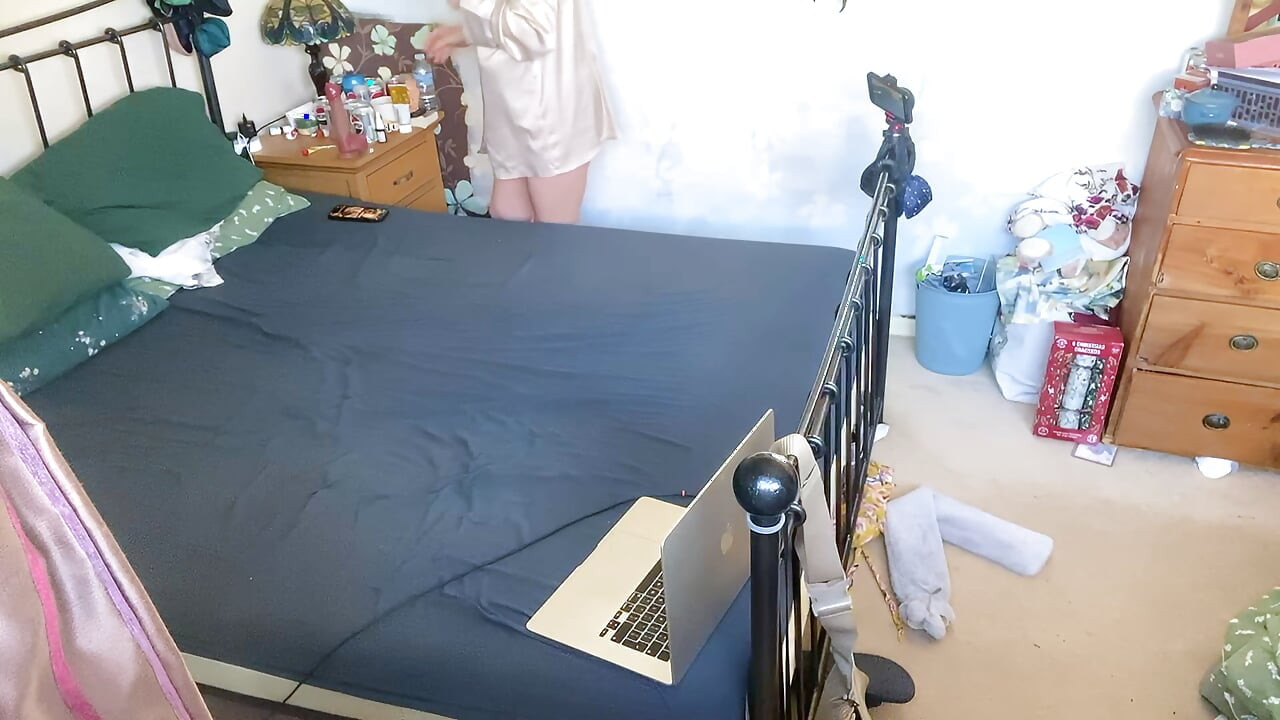 Los Constructores Se Dejan Entrar Y Se Asoman Por La Ventana Mientras La Bella Esposa Está En El Macbook