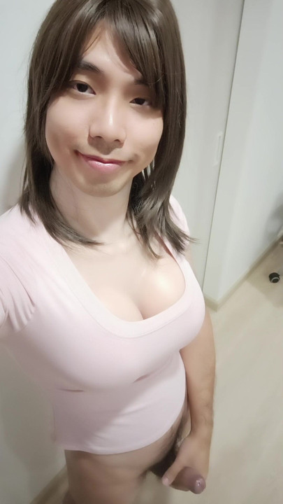 Ladyboy se caresse la bite