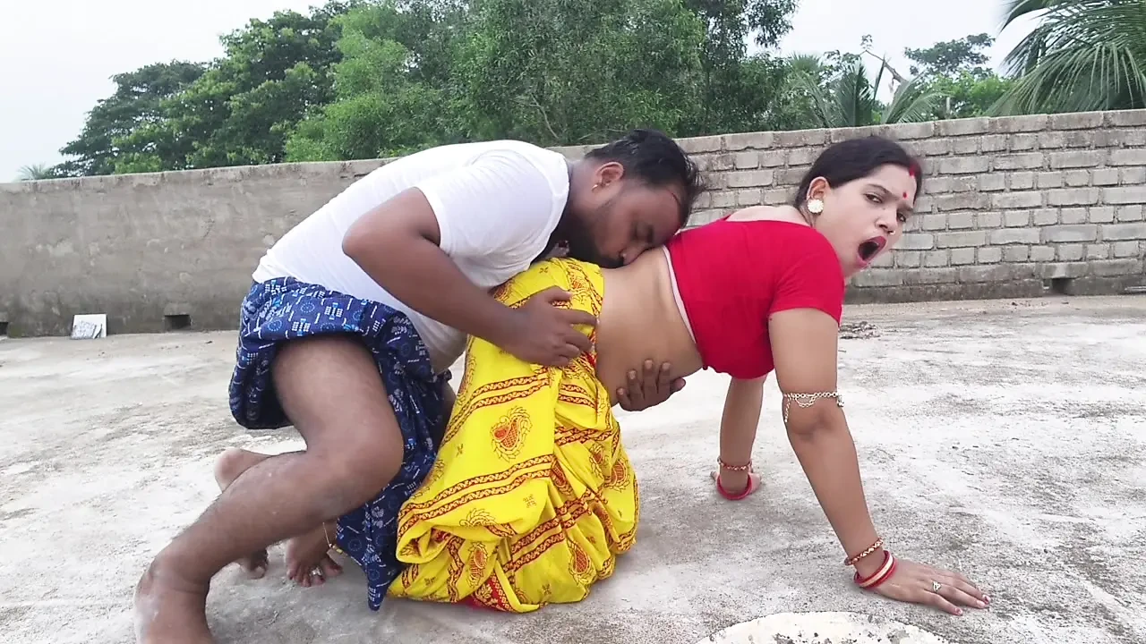 Beautiful indian village aunty hot romance Big boobs press and pussy fucking on the roof over