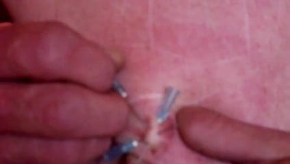 Nipplie piercing deel 1