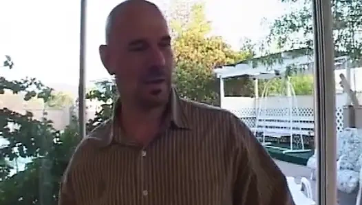 Крошка-брюнетка наслаждается интенсивным тройничком с двумя