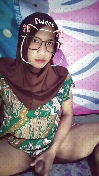 Hijab transsexual se masturbando no quarto