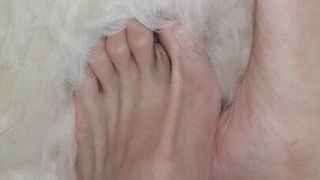 Wycieranie stóp o owczą skórę