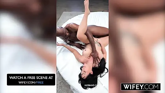 Istri seksi keke lou si istri sange lagi asik ngentot kontol besar pria kulit hitam sambil ditonton suaminya