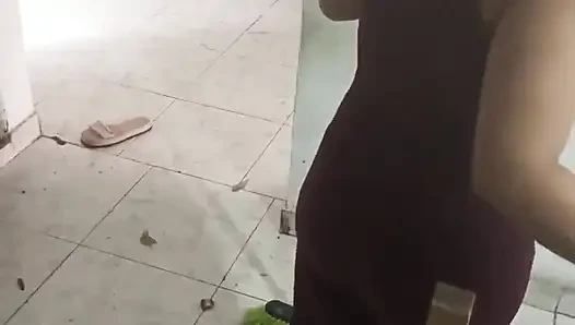 Keilimar чистит дом, пока ее скучаный бойфренд пытается убедить ее пососать его член, но в конце концов что-то сумасшедшее случается