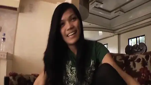 İnce Asyalı kız ilk kez oyuncu seçmelerine gidiyor