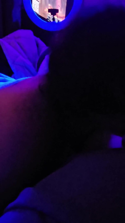 Golo pušenje kurca ispod crnog svetla je bilo punih usta | Klip 1