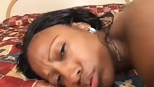 Pelacur kulit hitam dengan fishnet ngentot kontol besar