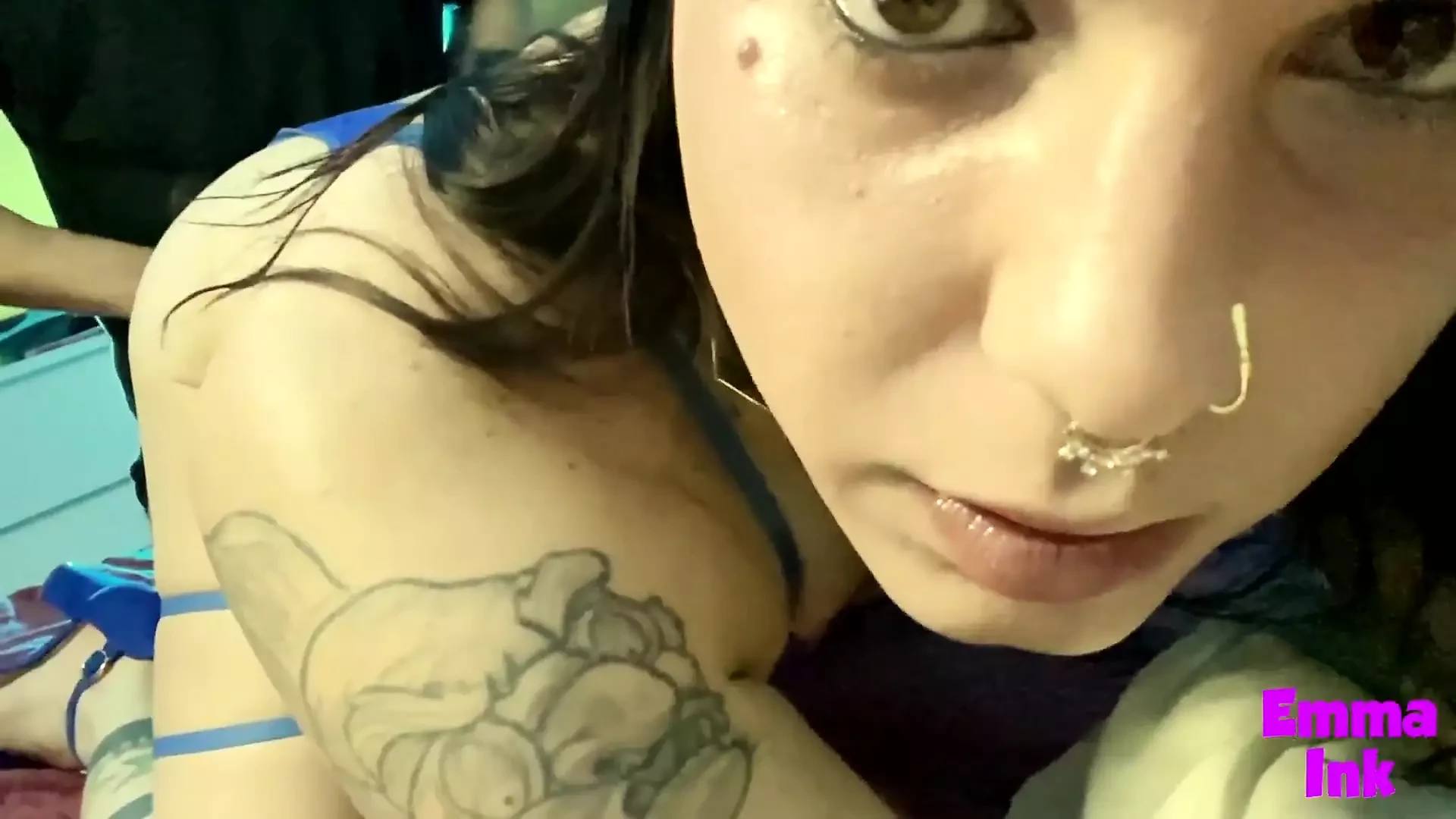 Trans dziewczyna spust Mając swoją dziurę zerżniętą przez wielkiego kutasa