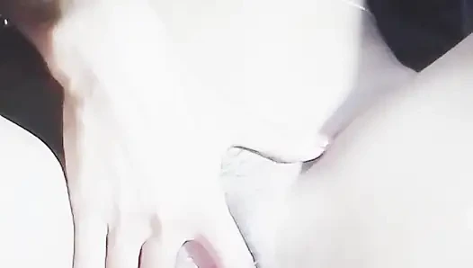 Ich ficke meine jungfräuliche enge muschi. Bangladeschisches dorf Studentin selbstfickendes virales video.