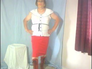 Dee i ny röd kjol och hängslen