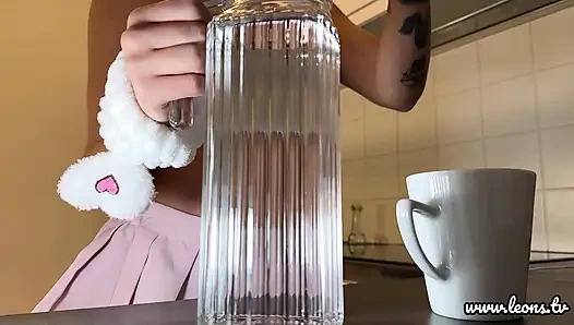 Kürzester rosa rock und über die kniestrümpfe ist, was dieses heiße brünette schätzchen liebt es, bh ohne bh zu tragen