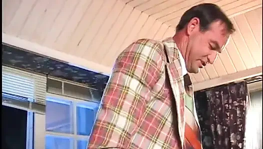 Lustvolles blondes schätzchen nimmt von älterem mann auf dem sofa hardcore-hämmern