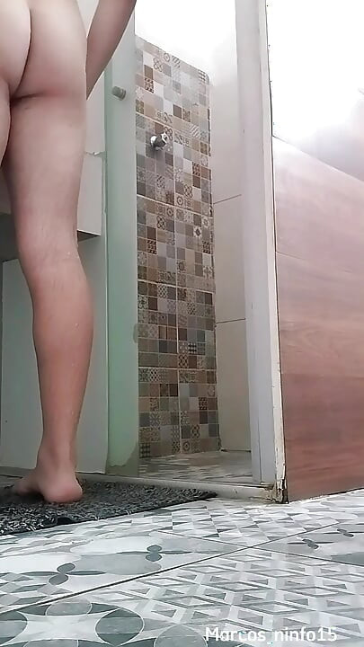 I Was Caught Inside the Public Bathroom at the 2-star Hotel Where I Stayed in Belo Horizonte, the Gu