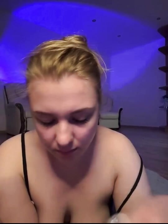 Bbw jucielussie sutting on cam and sucking dildo